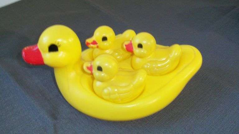 PLASTIC BATH TUB DUCKS