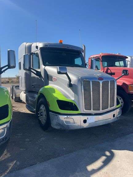 2015 Peterbilt 579 Showing 374,489 mi, hrs unknown- doesn't run