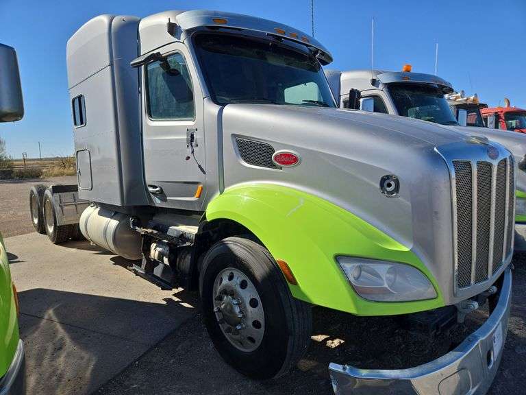 2015 Peterbilt 579 Showing 374,074 mi, hrs unknown- runs