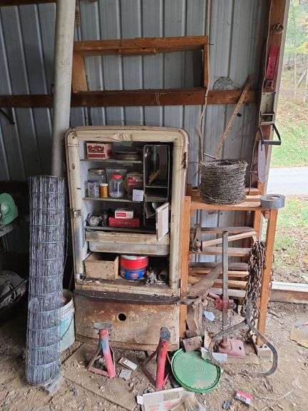 Contents shelf- barb wire, chicken wire, jack stands, misc