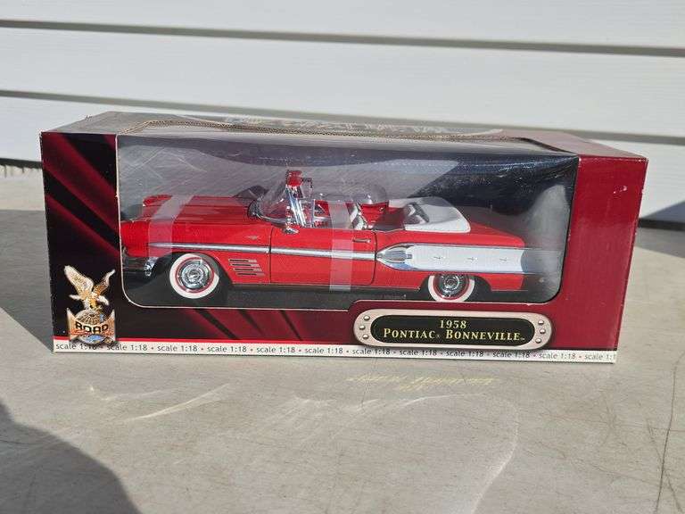 ROAD SIGNATURES 1958 PONTIAC BONNEVILLE 1:18 SCALE IN BOX