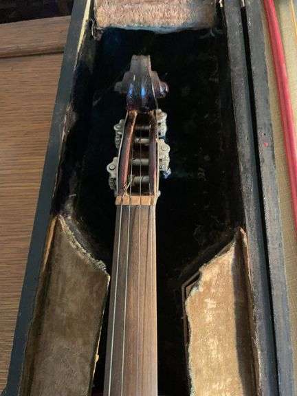 Ukulele and violin with bow