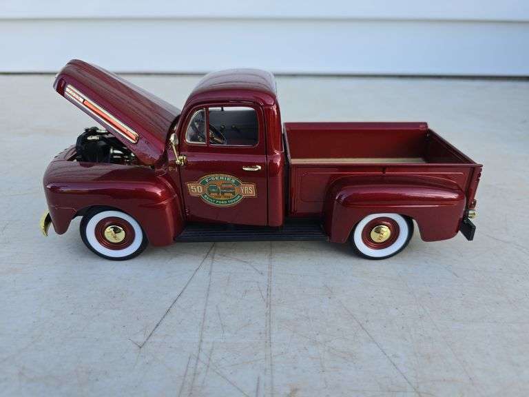 ROAD LEGENDS 1948 FORD F SERIES TRUCK 1:18 SCALE