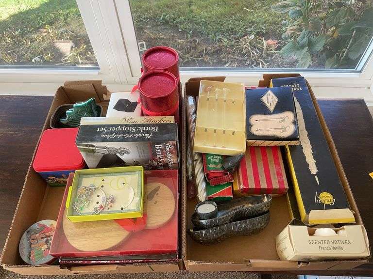 Lot of Christmas items & others including small Christmas tins, bottle stopper set, candles, 2-carat