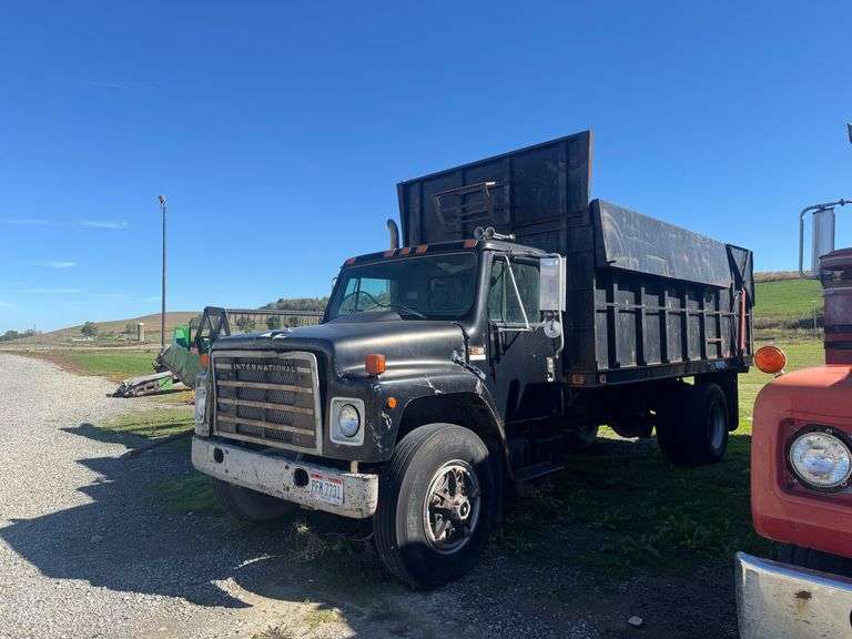 ’85 International S1900 silage dump truck, 16’ bed w/ hyd. End gate