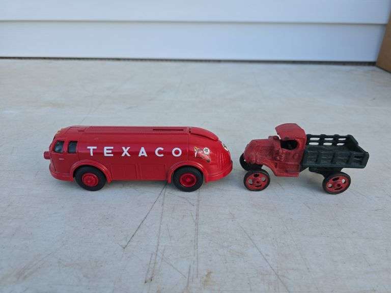 ERTL TEXACO 1934 DIAMOND T DOODLE BUG BANK AND CAST IRON TRUCK