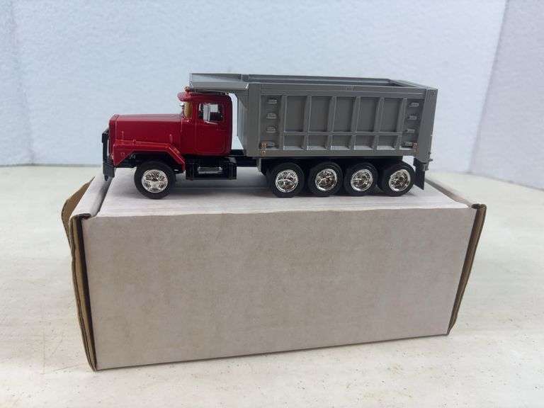 Mack Dump Truck 4 axle - Metal