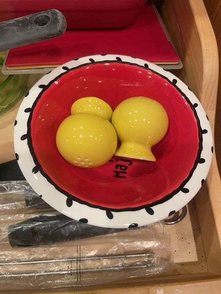 Measuring pitchers, lemon juicer, strainers & more