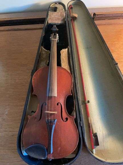 Ukulele and violin with bow