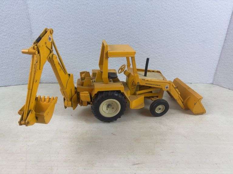 International Harvester Backhoe -1:16 Scale