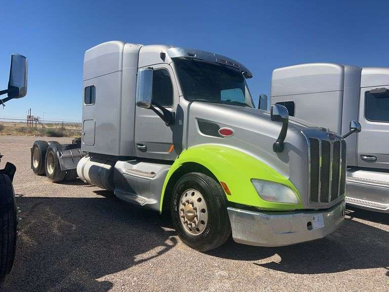 2015 Peterbilt 579 showing 422,734 mi, 19,659 hrs- runs