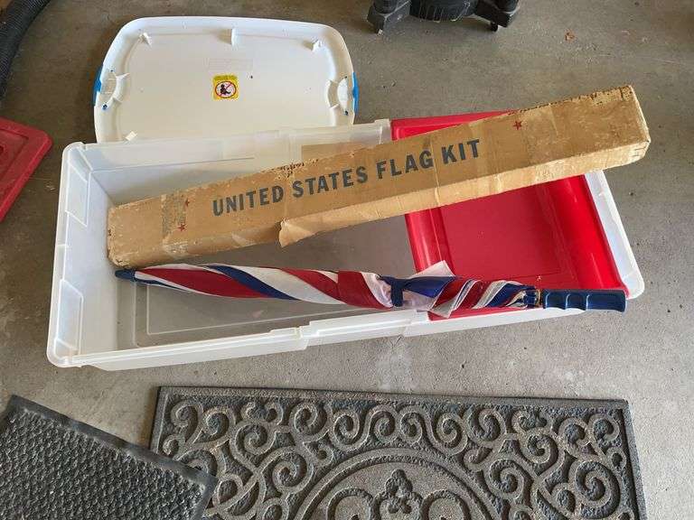 (2) rugs, umbrella, US flag kit & tote