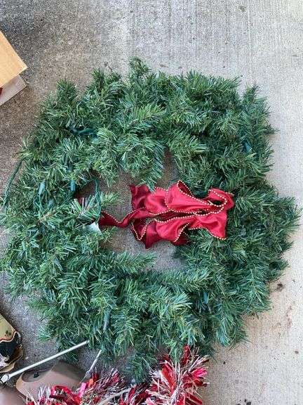 Wreath, decorative christmas figurines & Christmas tree stand