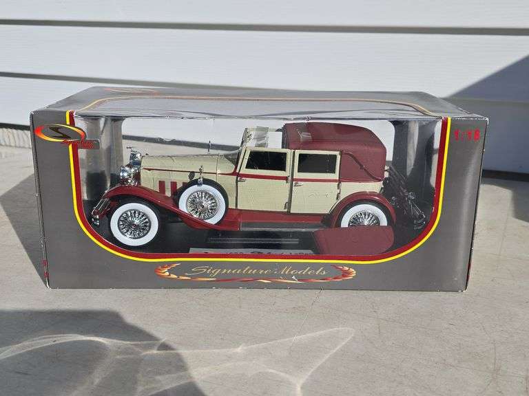 SIGNATURE MODELS 1930 PACKARD LEBARON 1:18 SCALE IN BOX