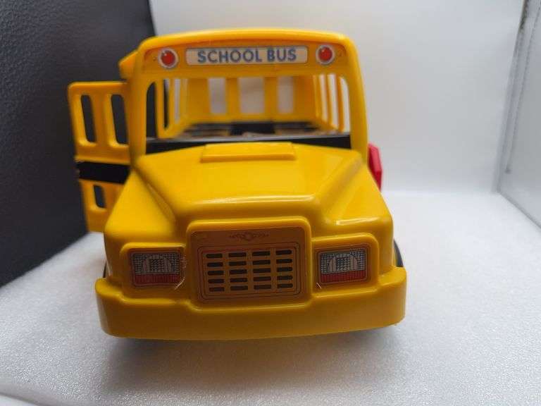 1991 Fisher Price Little People Big Yellow School Bus with 8 People