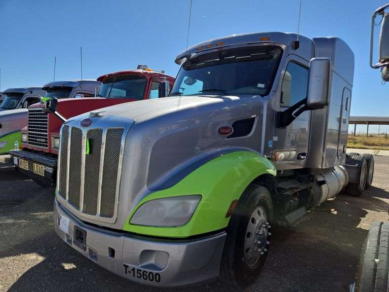 2015 Peterbilt 579 Showing 501,064 mi, 11,148 hrs- runs