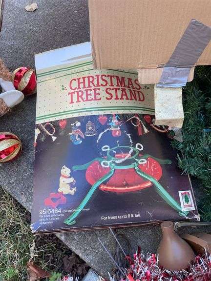 Wreath, decorative christmas figurines & Christmas tree stand