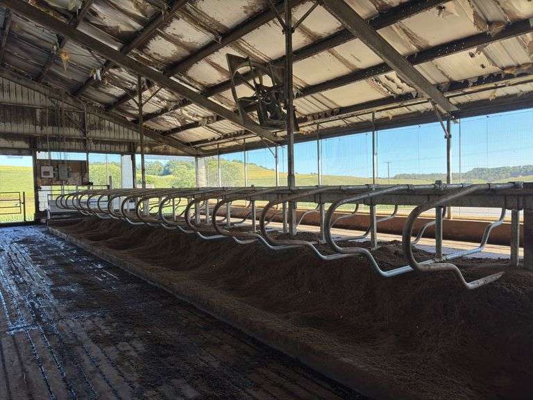 Norbco (46) Norbco Single rail adjustable free stalls - Kaufman Realty & Auctions