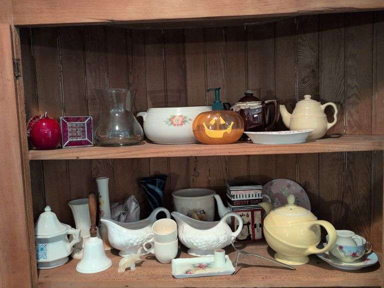 (2) shelves of decorative glassware pieces