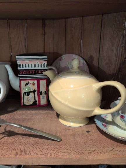 (2) shelves of decorative glassware pieces