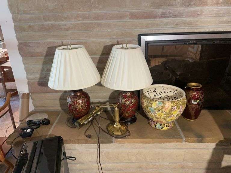 (2) matching lamps, desk lamp, and vases