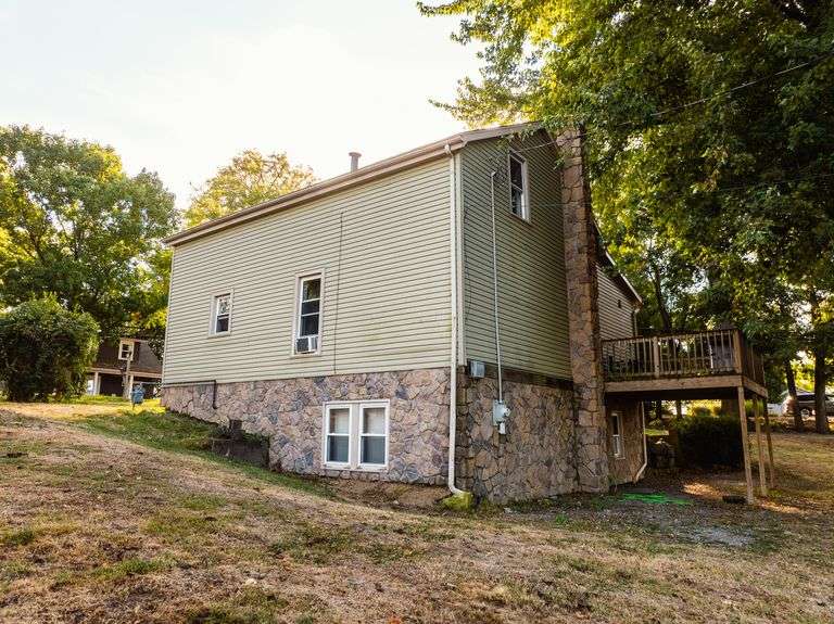 Parcel 1: 114’x174’ Lot – Includes Home & Barn