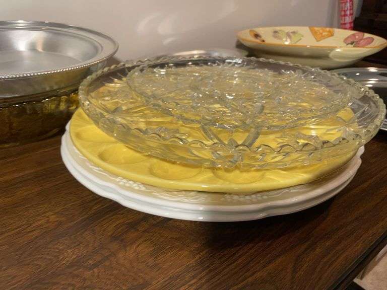 Miscellaneous serving dishes and trays