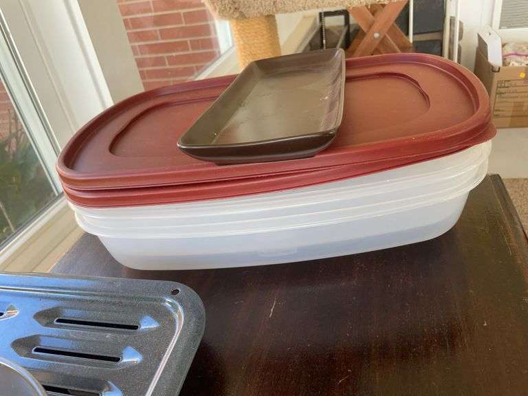 Lot of kitchen items including Rubbermaid containers, cupcake & cake pan & more