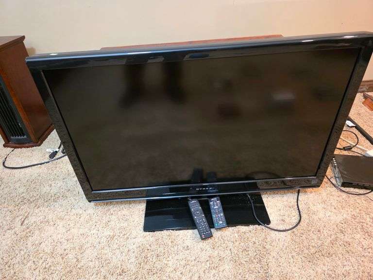 Dynex tv screen w/remotes