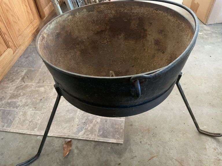 Large cast iron kettle w/ stand
