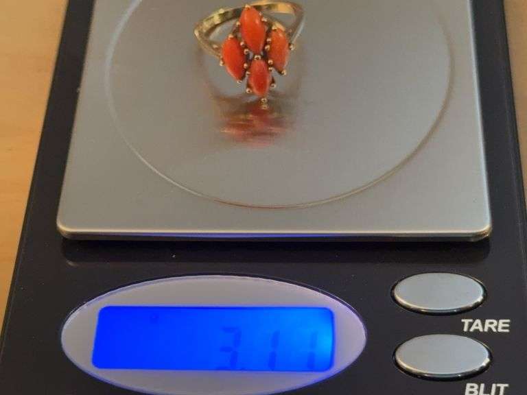 Coral 10 kt Gold Ladies Ring Size 6 1/4