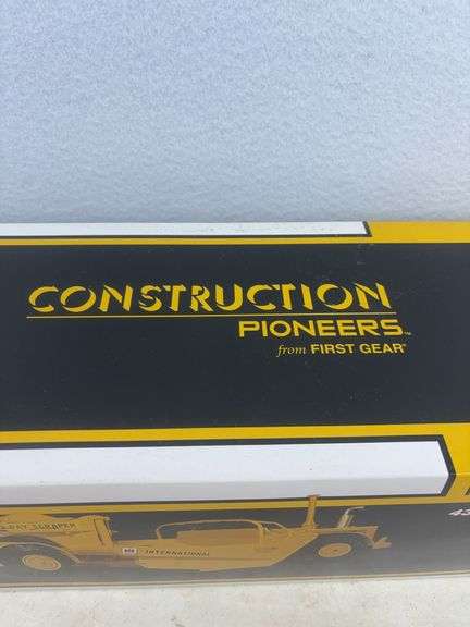 International Harvester 433 Dual Engine Pay Scraper 1/25 Scale-First Gear