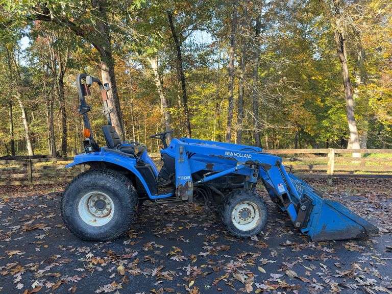 New Holland TC33D Tractor hydrostatic drive W/ 7308 Loader and Bucket