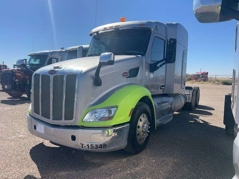 2015 Peterbilt  579 showing 329,390 mi, 18,390 hrs- runs