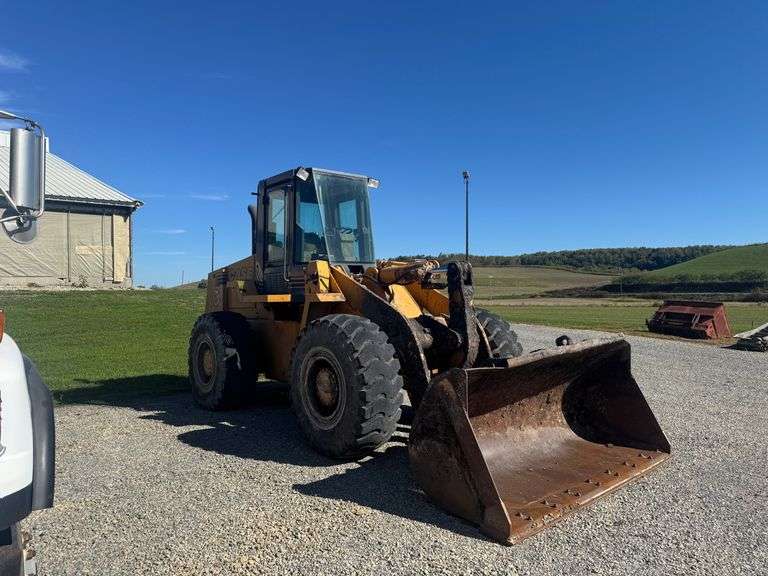 Case 721B wheel loader w/ bucket