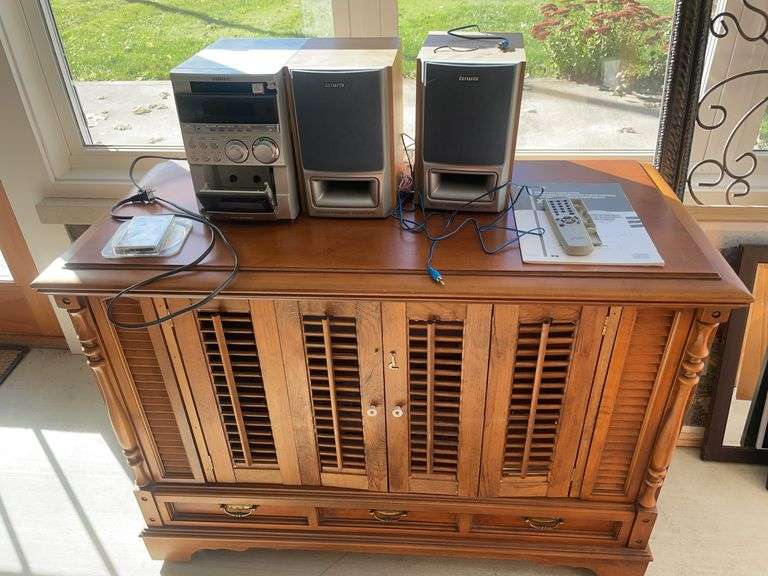 Record player - not working - 44x20x30 w/ Aiwa speaker system
