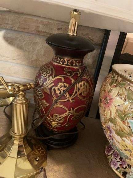 (2) matching lamps, desk lamp, and vases