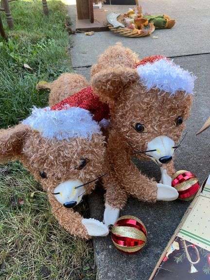 Wreath, decorative christmas figurines & Christmas tree stand