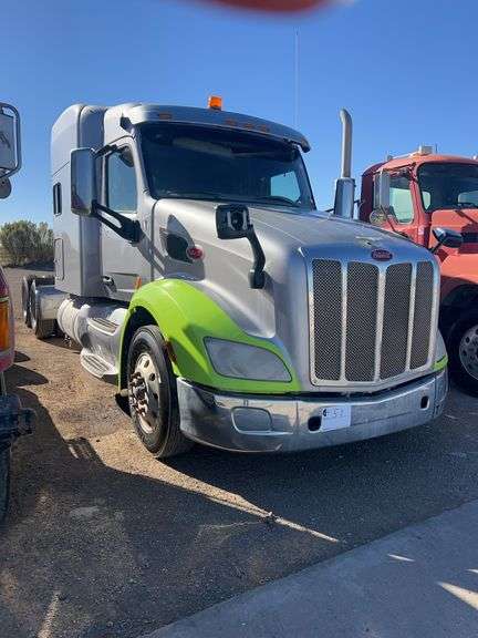 2015 Peterbilt 579 Showing 407,808 mi, 21,652 hrs- runs