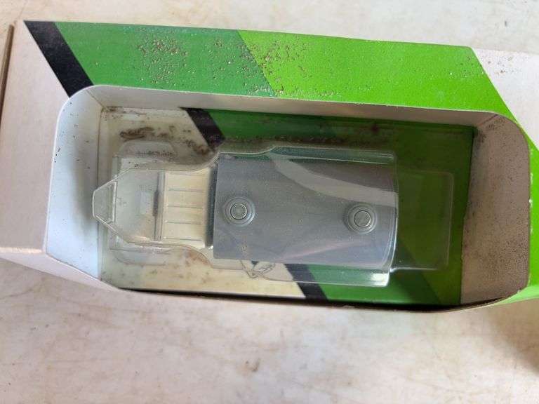 John Deere model milk tanker & John Deere model implement hauling flatbed - 1/64 scale, dirty