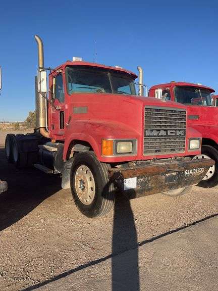 2007 Mack CHN613 Showing 113,343 mi, 18,077 hrs- runs