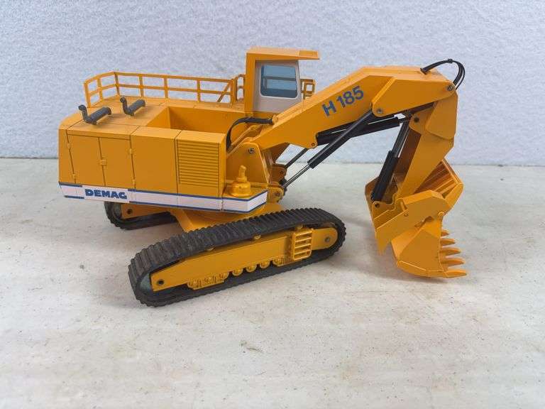 Demag H 185 Trackhoe