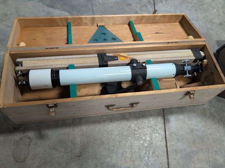 Astronomical telescope and storage trunk