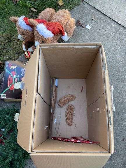 Wreath, decorative christmas figurines & Christmas tree stand