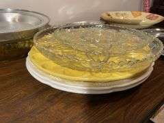 Miscellaneous serving dishes and trays