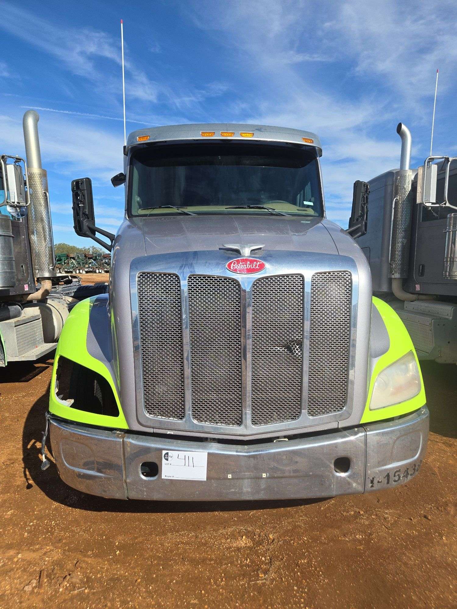 2015 Peterbilt 579 showing 500,775 mi, 26,318 hrs - doesn't run