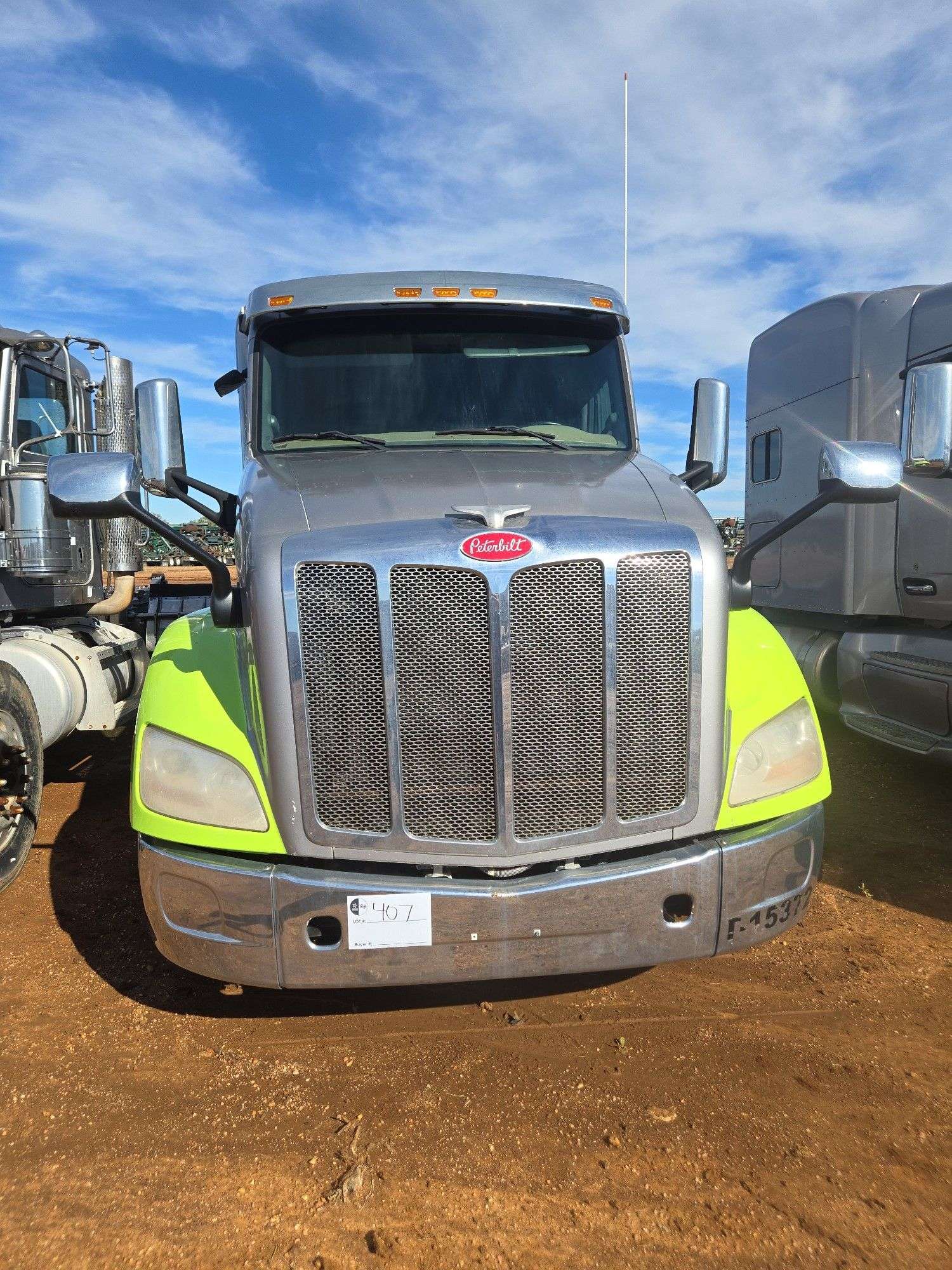2015 Peterbilt 579 showing 416,100 mi, 22,250 hrs - runs