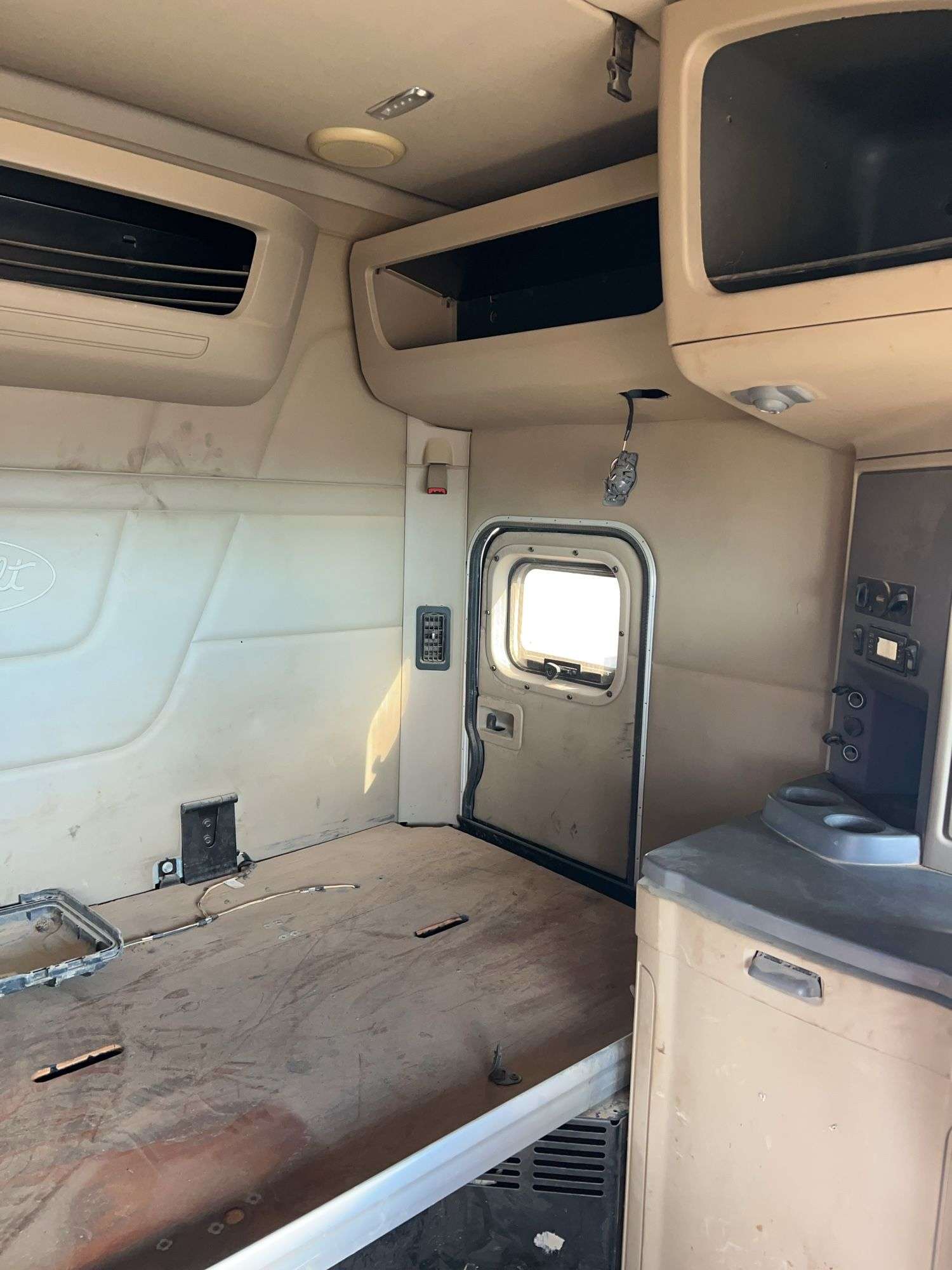 2015 Peterbilt 579 showing 370,184 mi, 14,618 hrs - runs