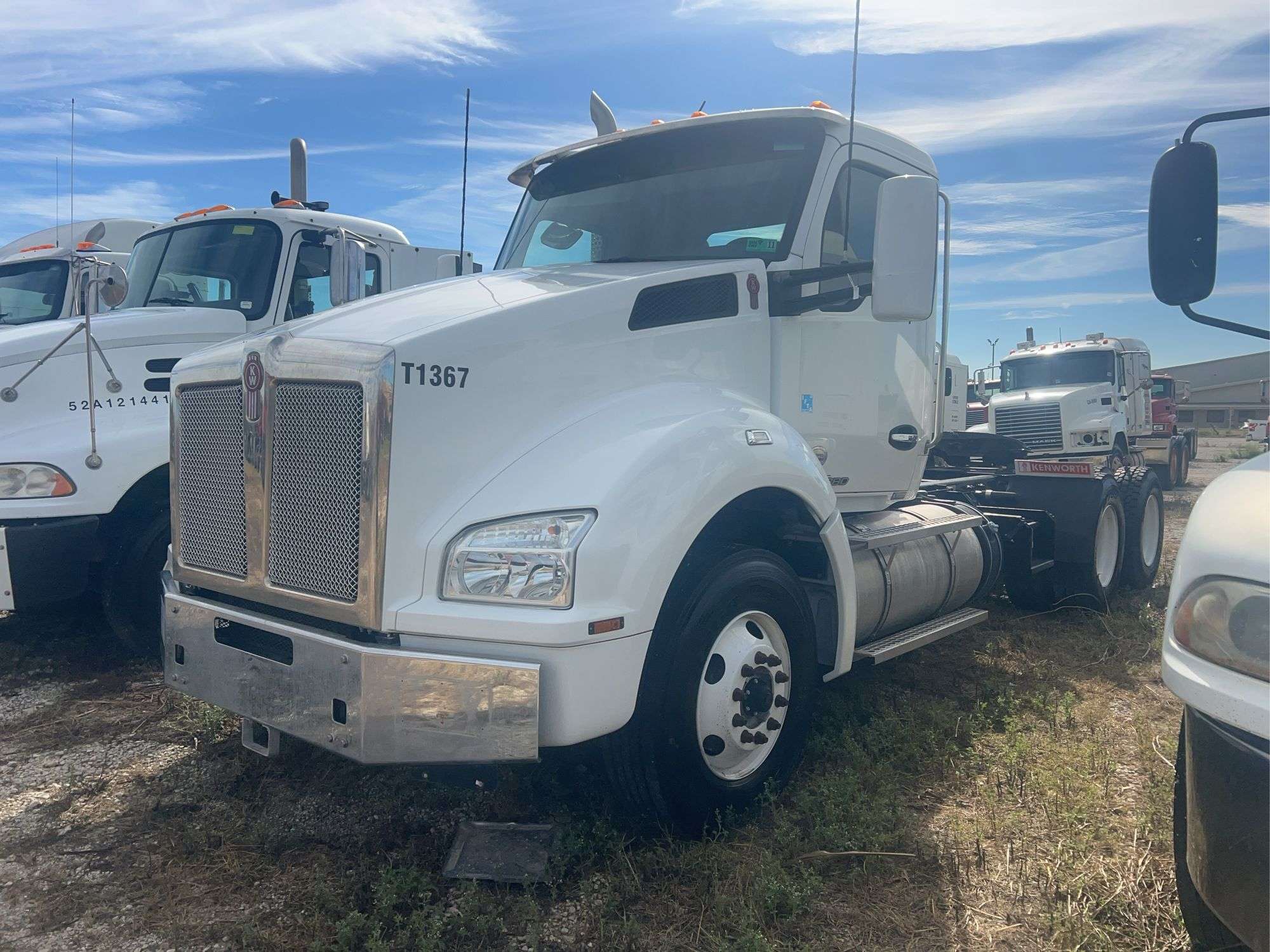 2018 Kenworth T880 showing 13,663 mi, 5,470 hrs - runs
