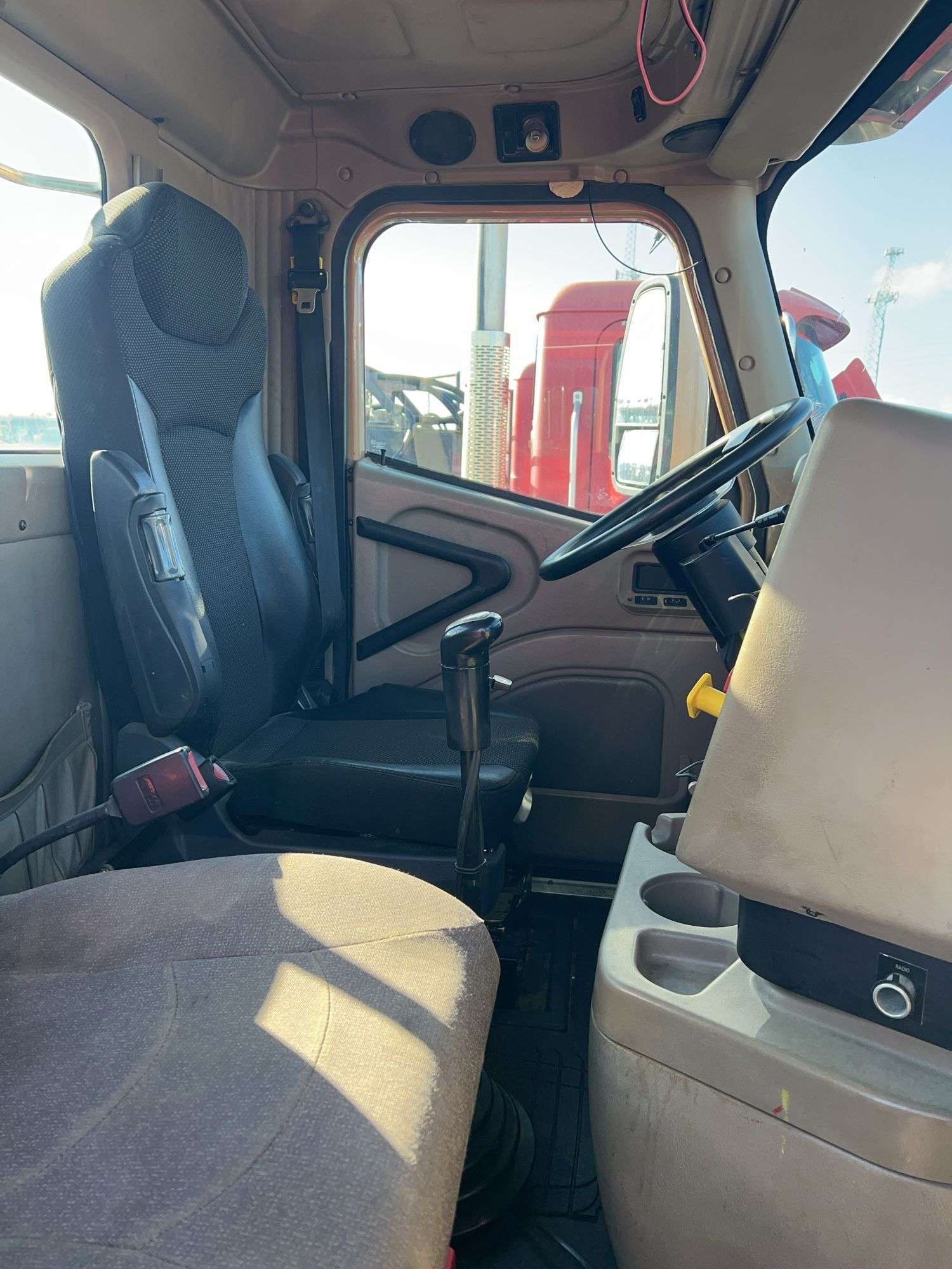 2015 International 9900 showing 218,605 mi, 6,078 hrs- runs